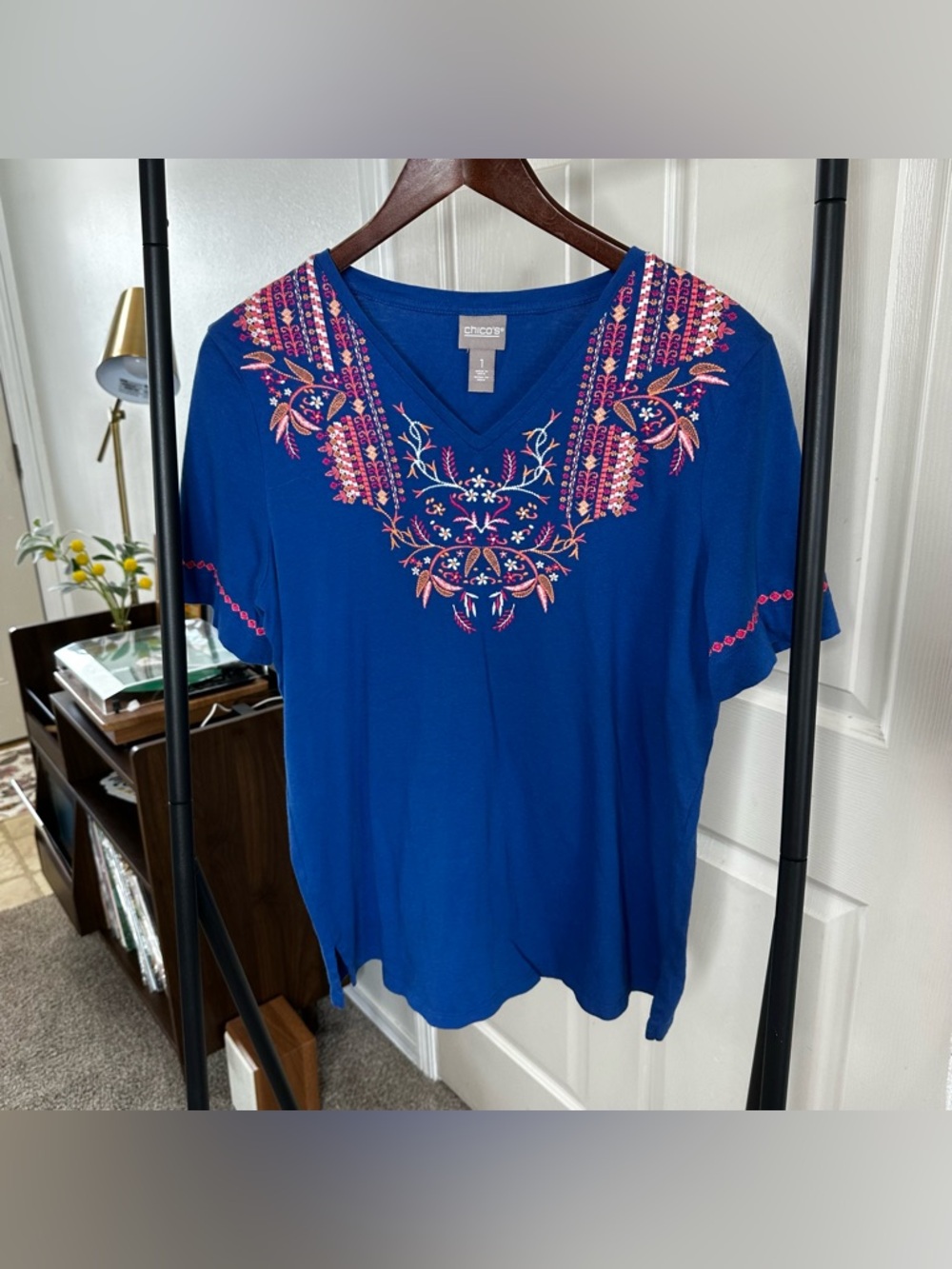 Chico's Royal Blue Short‑Sleeve V‑Neck Top with Pink & Coral Embroidery 🛞